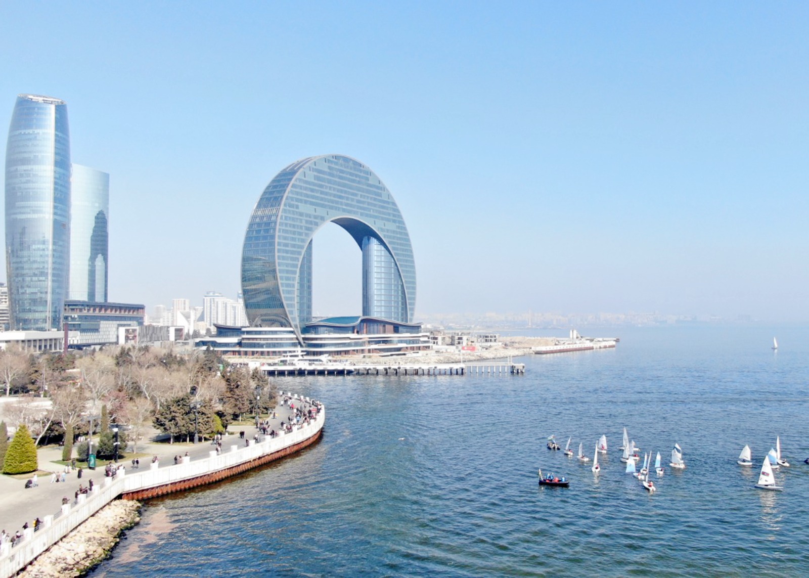 Bakıda Xəzərin suları avarçəkmə və yelkənli qayıqlarla bəzəndi (FOTO)